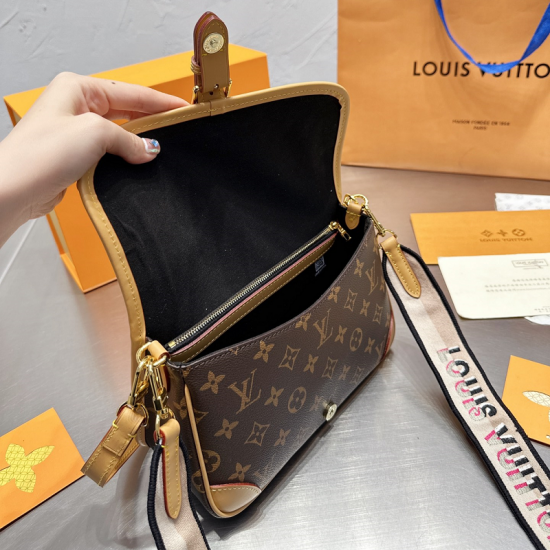 LOUIS VUITTON Diane