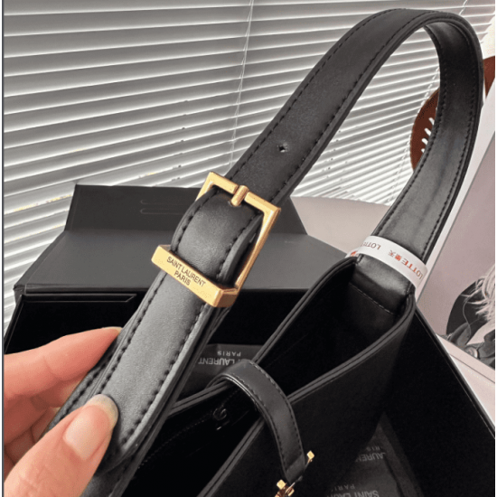 SAINT LAURENT LE 5 À 7 IN SMOOTH LEATHER