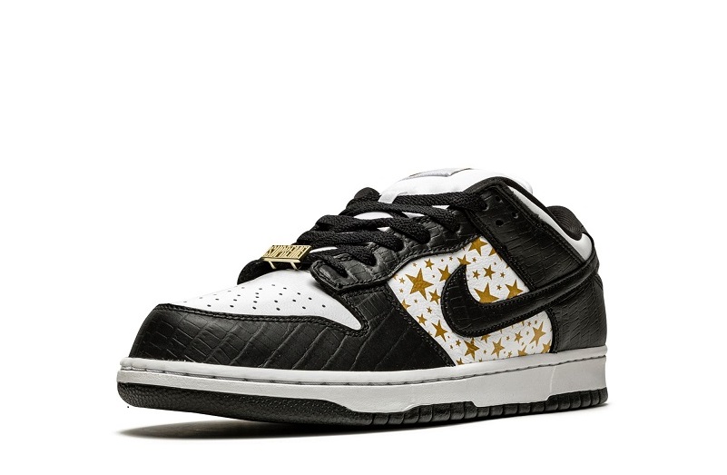 Supreme x SB Dunk Low Stars Black Reps (4)